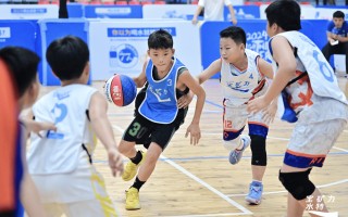 星空体育官网入口-球员举办篮球夏令营，吸引众多青少年参与