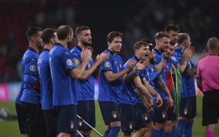 星空体育app-瑞典队奋力争取胜利，球迷感动