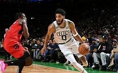 星空体育官网-拉姆布特在比赛中用盘带突破防线