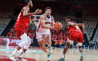 星空体育-CBA外援内线大战激烈展开，球队冲击冠军