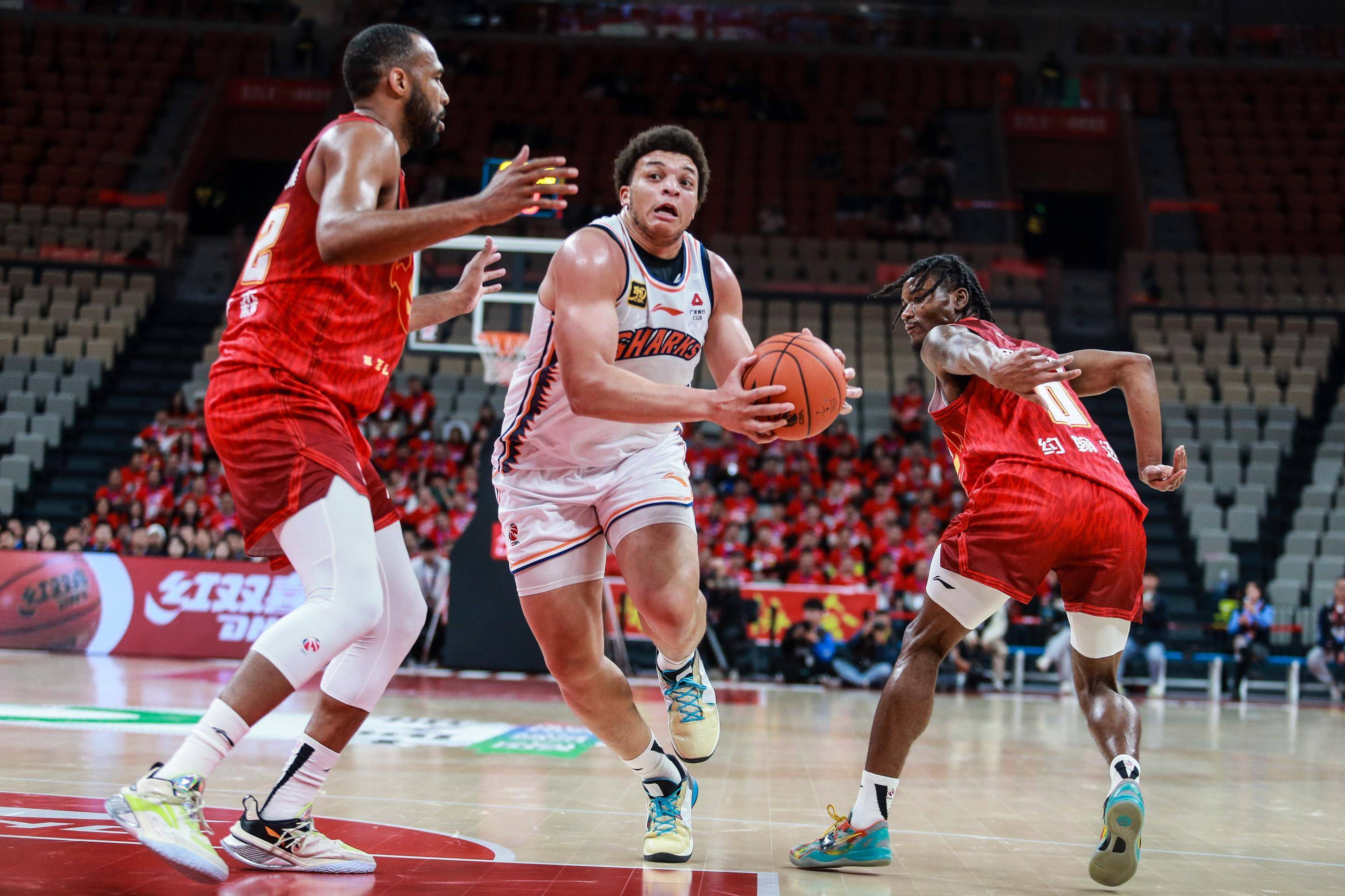 星空体育-CBA外援内线大战激烈展开，球队冲击冠军-第1张图片-星空体育官方网站