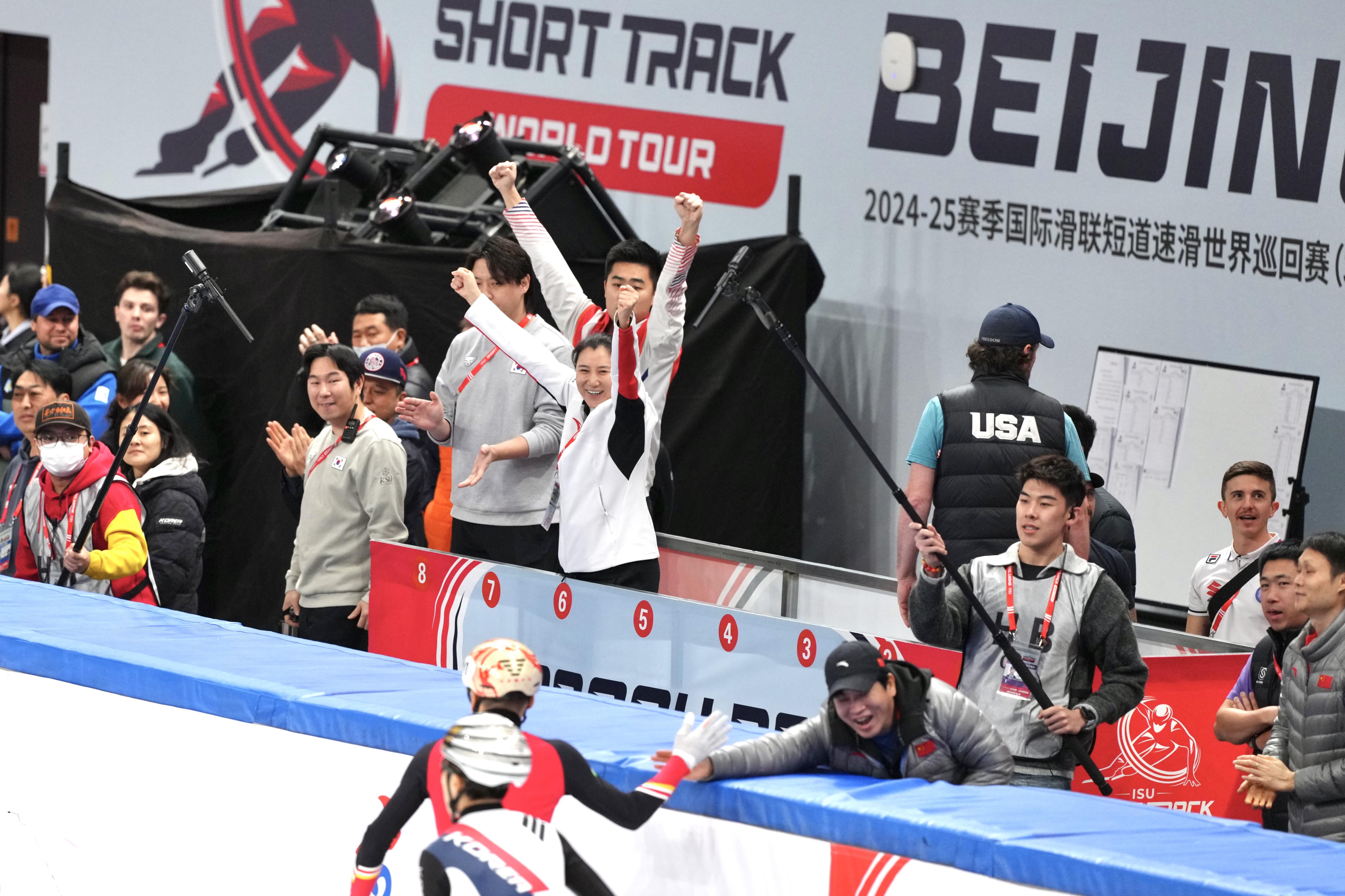 星空体育官网-短道速滑队员再创佳绩，荣耀与荣誉-第2张图片-星空体育官方网站