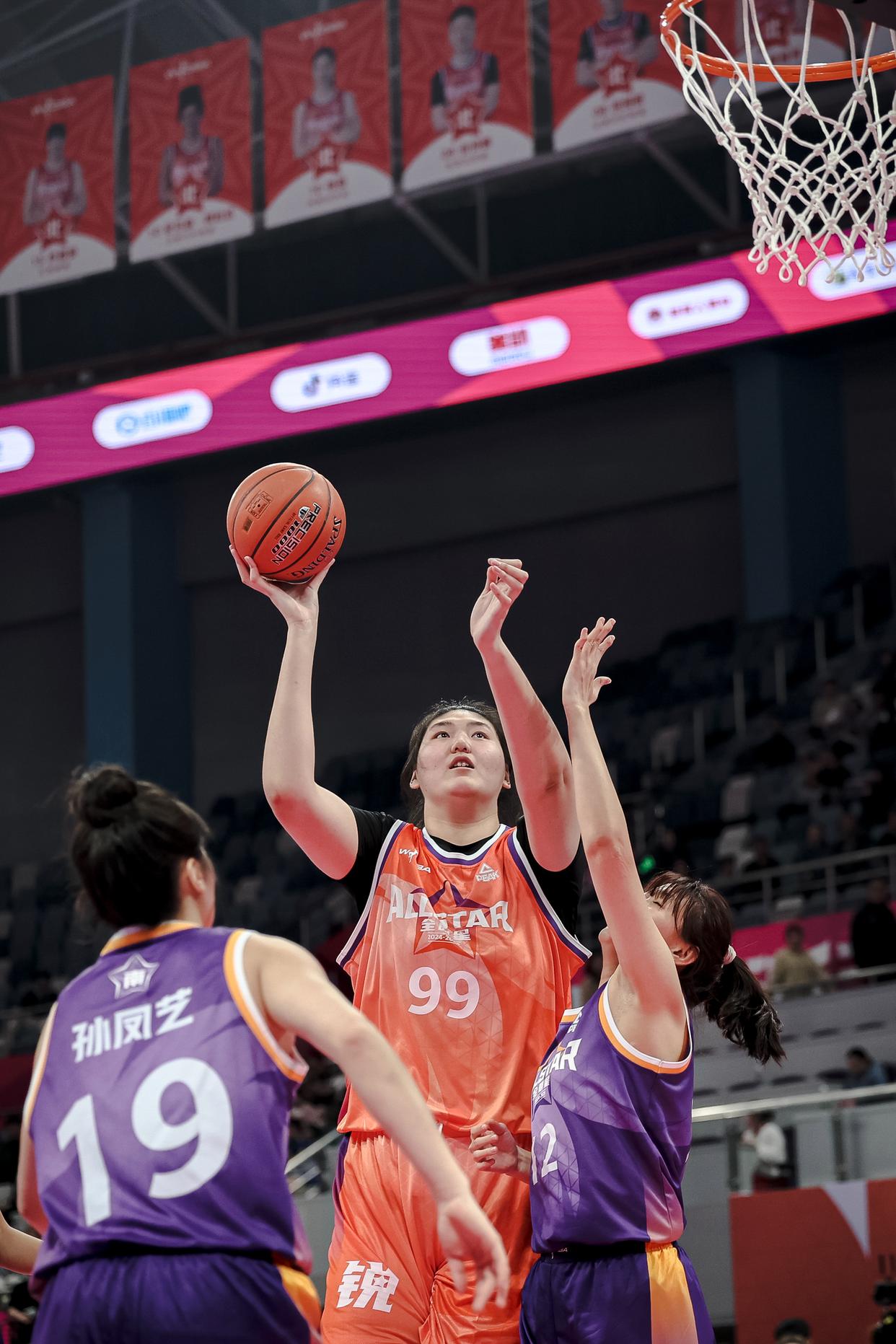 星空体育-全明星篮球赛：西北球员轻松获胜-第2张图片-星空体育官方网站